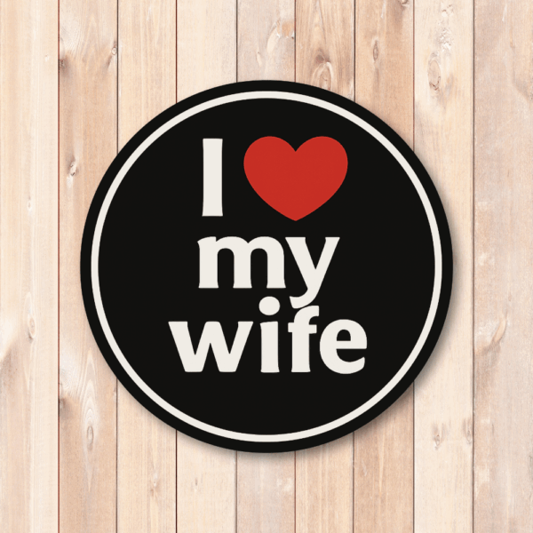 I LOVE MY WIFE 丸型マグネットステッカー ブラック 赤いハート 防水 耐候 車・タブレット・スーツケース用 結婚記念 ギフト マグネット - 画像 (2)