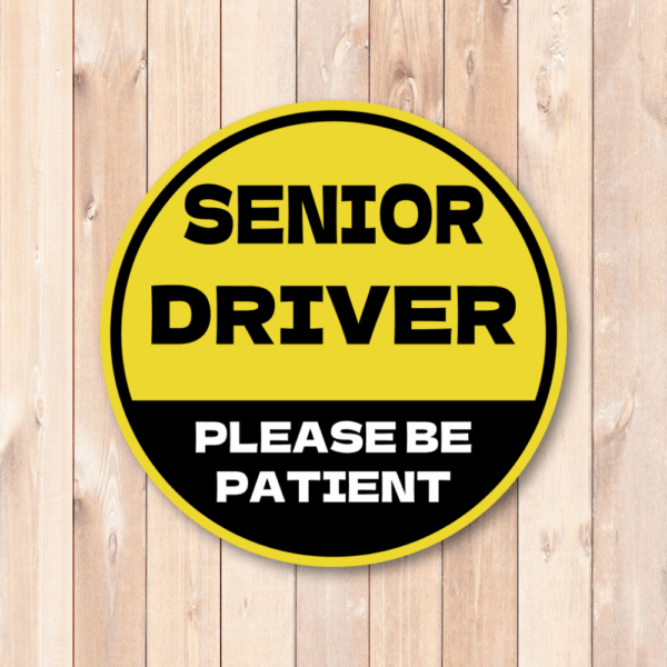 SENIOR DRIVER ステッカー 丸型｜高齢運転者 注意喚起｜PLEASE BE PATIENT｜車用 防水・耐候｜リアガラス/バンパー用 交通安全 - イエロー×ブラック - 画像 (2)
