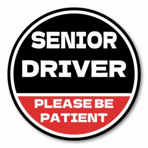 SENIOR DRIVER ステッカー 丸型｜高齢運転者 注意喚起｜PLEASE BE PATIENT｜車用 防水・耐候｜リアガラス/バンパー用 交通安全 - ブラック×レッド