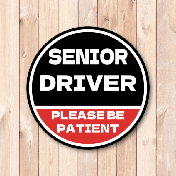 SENIOR DRIVER ステッカー 丸型｜高齢運転者 注意喚起｜PLEASE BE PATIENT｜車用 防水・耐候｜リアガラス/バンパー用 交通安全 - ブラック×レッド - 画像 (2)