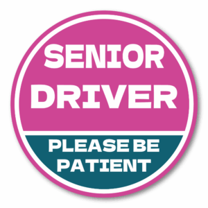 SENIOR DRIVER ステッカー 丸型｜高齢運転者 注意喚起｜PLEASE BE PATIENT｜車用 防水・耐候｜リアガラス/バンパー用 交通安全 - ピンク×ネイビー