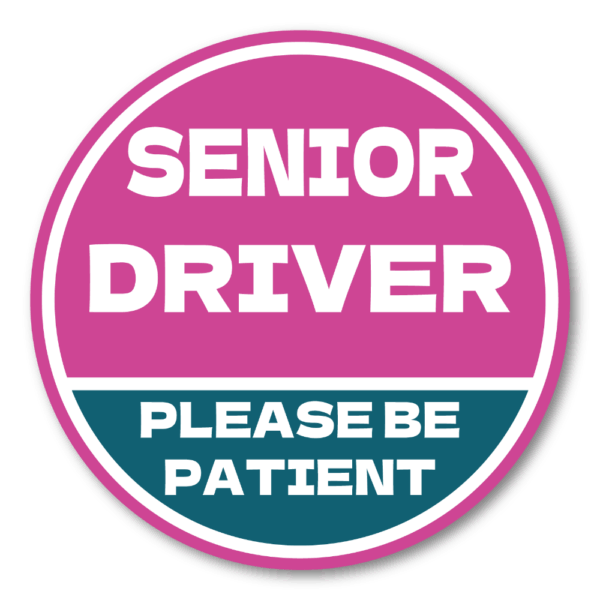 SENIOR DRIVER ステッカー 丸型｜高齢運転者 注意喚起｜PLEASE BE PATIENT｜車用 防水・耐候｜リアガラス/バンパー用 交通安全 - ピンク×ネイビー