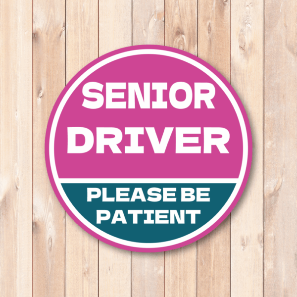 SENIOR DRIVER ステッカー 丸型｜高齢運転者 注意喚起｜PLEASE BE PATIENT｜車用 防水・耐候｜リアガラス/バンパー用 交通安全 - ピンク×ネイビー - 画像 (2)