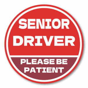 SENIOR DRIVER ステッカー 丸型｜高齢運転者 注意喚起｜PLEASE BE PATIENT｜車用 防水・耐候｜リアガラス/バンパー用 交通安全 - レッド×バーガンディ