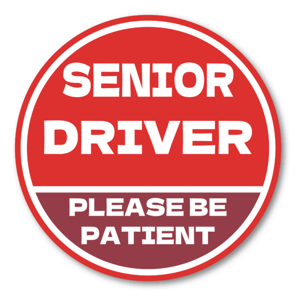 SENIOR DRIVER ステッカー 丸型｜高齢運転者 注意喚起｜PLEASE BE PATIENT｜車用 防水・耐候｜リアガラス/バンパー用 交通安全 - レッド×バーガンディ