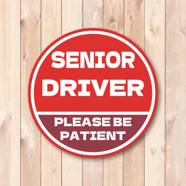 SENIOR DRIVER ステッカー 丸型｜高齢運転者 注意喚起｜PLEASE BE PATIENT｜車用 防水・耐候｜リアガラス/バンパー用 交通安全 - レッド×バーガンディ - 画像 (2)