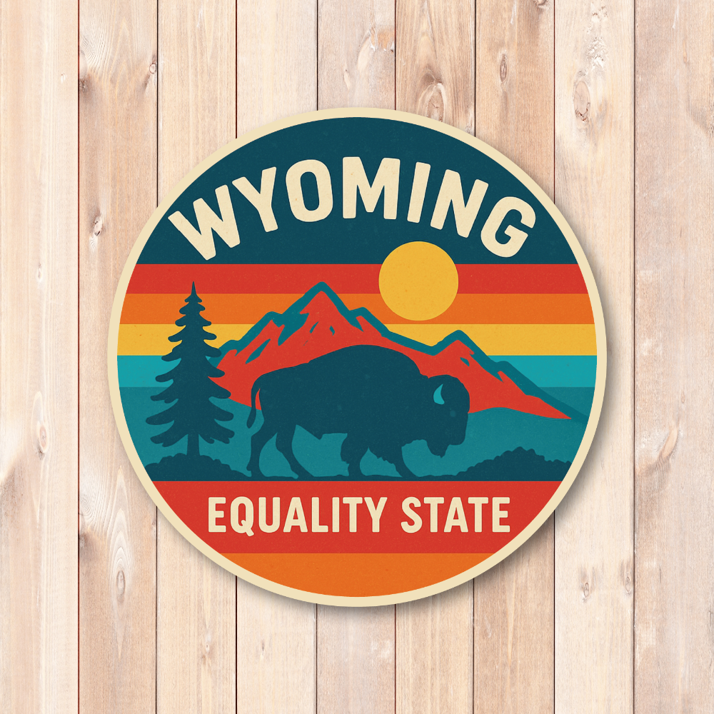 Retro USA State Travel 丸形ステッカー|レトロ観光ポスター風|防水・耐UV・屋外耐候|車/スーツケース/PC|WY ワイオミング州 - 画像 (2)