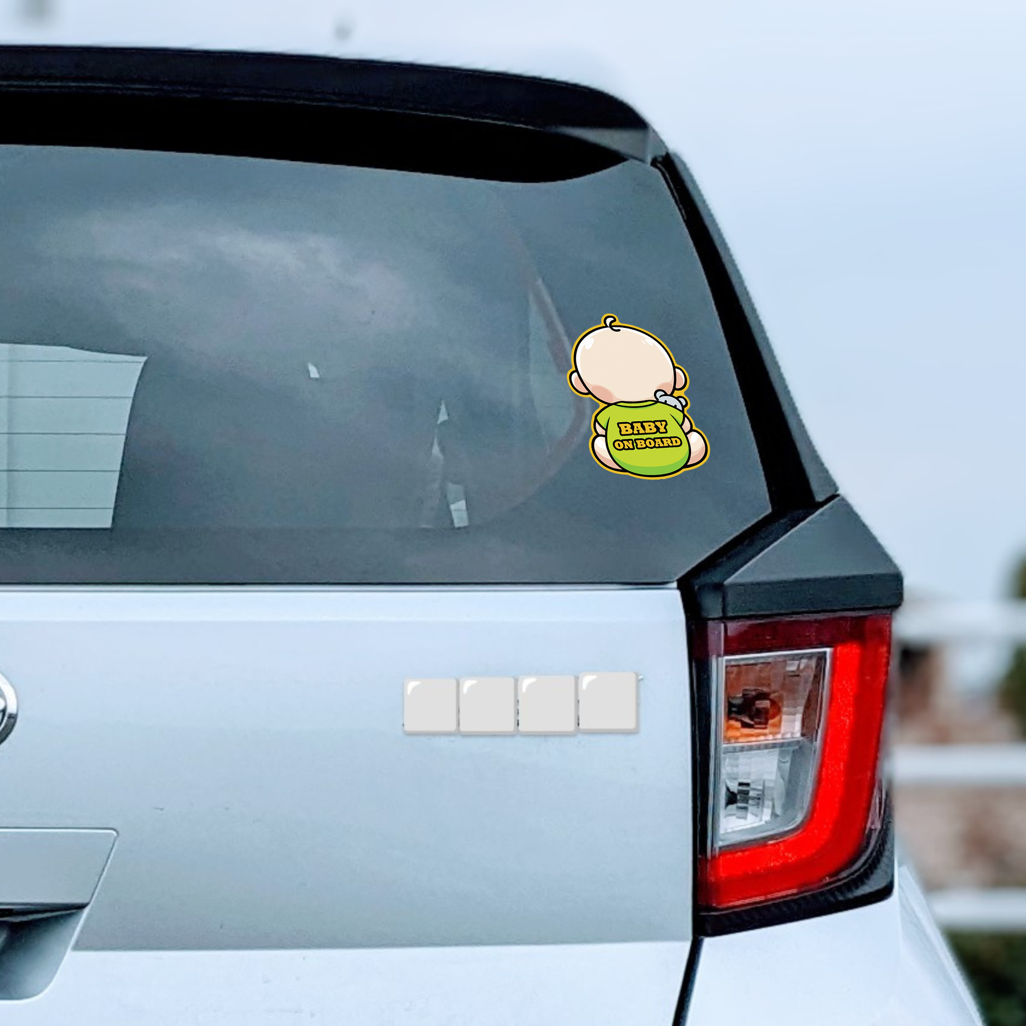 BABY ON BOARD ステッカー 男の子・女の子・白Tシャツ バリエーション 車用ステッカー かわいいデザイン 防水・耐候タイプ チャイルドサイン ホワイト - 画像 (7)