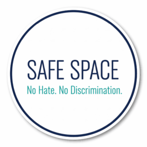 SAFE SPACE ステッカー 100mm 丸形 防水・耐候タイプ 優しさと多様性を尊重するメッセージデザイン 入口・店舗・学校用デカール シンプルテキストデザイン（White × Navy）