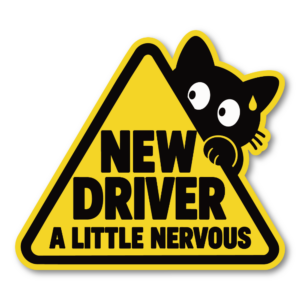 黒猫 初心者ドライバー ステッカー 車用 NEW DRIVER 三角サイン かわいい 猫デザイン 英語メッセージ 120×108mm A LITTLE NERVOUS